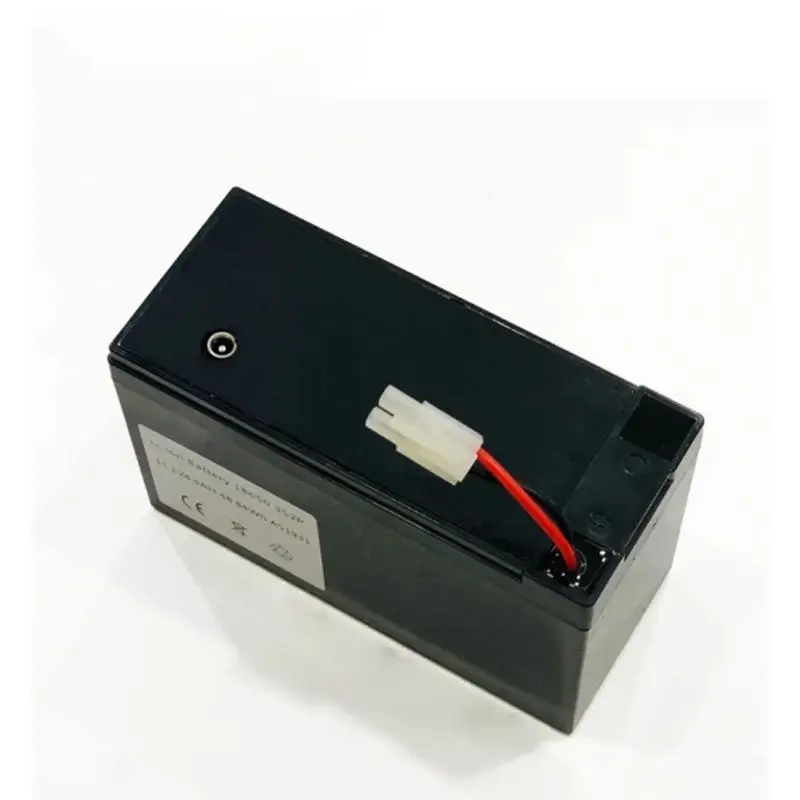 Batteria portatile per spruzzatori con fili rossi e neri e connettore