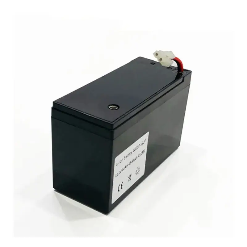 Batteria ricaricabile 18650 che alimenta uno spruzzatore a zaino in un campo agricolo