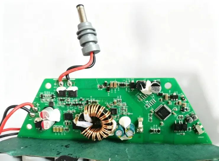 Alimentatore di riserva portatile per apparecchiature di illuminazione e comunicazione